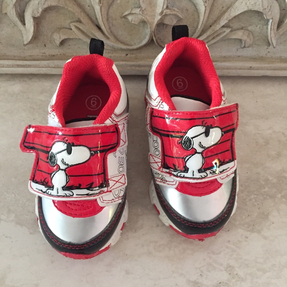 Snoopy light Up sneaker shoes Sz 6
